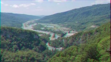 Aksaklık etkisi. Alabalık Çiftliği. Mzymta Sochi Nehri, Rusya. Video. Ultrahd (4k))