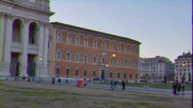 Aksaklık etkisi. Laterano'daki San Giovanni Bazilikası. Akşam. Roma, İtalya. Video. Ultrahd (4k))