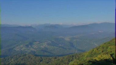 Aksaklık etkisi. Ahun Dağı'ndaki kuleden gün batımı manzarası. Soçi, Rusya. Video. Ultrahd (4k))