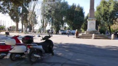 Aksaklık etkisi. Dikilitaş Piazza Bükreş, Roma, İtalya - 17 Şubat 2015: Pincio Tepesi'ni işgal eden İngiliz tarzıroma peyzaj parkı. Video. Ultrahd (4k))