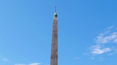 Aksaklık etkisi. Piazza del Popolo'da Mısır dikilitaş. Roma, İtalya - 17 Şubat 2015: Mevcut haliyle 1811-22 yıl içinde tasarlanmıştır. Giuseppe Valadier. Video. Ultrahd (4k))