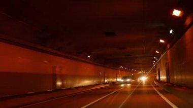 Aksaklık etkisi. Dağ kümesine giden yol. Tünel. Soçi, Rusya. Video