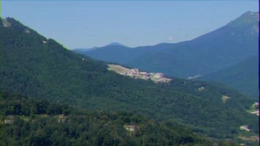 Aksaklık etkisi. Gorky Gorod 960, Soçi, Rusya. Video. Ultrahd (4k))