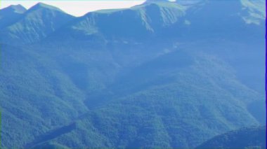 Aksaklık etkisi. Yamaçlar aralığı Psekhako. Rusya, Soçi. Video. Ultrahd (4k))