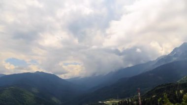 Aksaklık etkisi. Bulutlardaki dağlar. Zaman Atlamalı. Soçi, Rusya. 4k