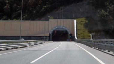 Aksaklık etkisi. Rosa Khutor'a tonel girişi. Soçi, Rusya Federasyonu