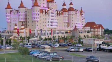 Aksaklık etkisi. Bogatyr Oteli. Sunset, Sochi-Park Adler, Rusya - 19 Temmuz 2015: Mekan Kış Olimpiyat Oyunları 2014. Video. Ultrahd (4k))