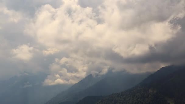 Effet scintillant. Des nuages de pluie dans les montagnes. Temps écoulé. Krasnaya Polyana. Sotchi, Russie. 4K 