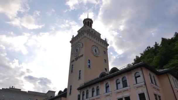 Aksaklık Etkisi Saat Kulesi Rosa Khutor Evening Sochi Rusya Temmuz — Stok video