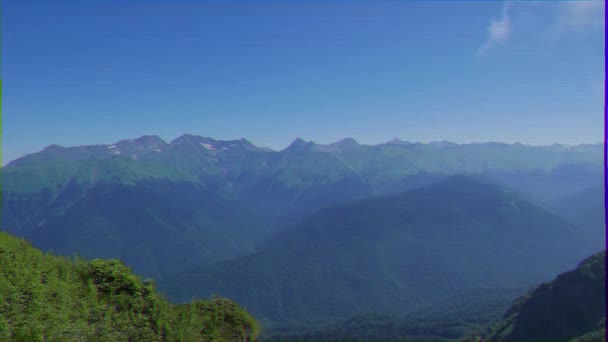 グリッチ効果。青い霧の中の山々。ローザ・クートルソチ、ロシア。4k — ストック動画