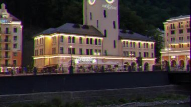 Aksaklık etkisi. Rosa Khutor Kulesi. Mzymta Nehri. Soçi, Rusya - 21 Temmuz 2015: Mekan Kış Olimpiyat Oyunları 2014. Video. Ultrahd (4k))