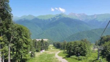 Aksaklık etkisi. Olimpik yamaçlar. Rosa Khutor. Soçi, Rusya. 4k