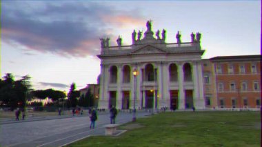 Aksaklık etkisi. Laterano'daki San Giovanni Bazilikası. Akşam. Roma, İtalya. Video. Ultrahd (4k))