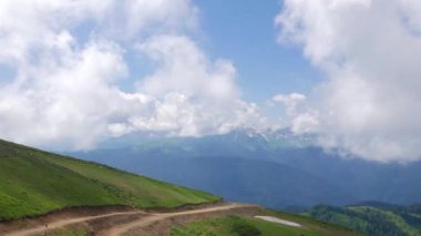 Aksaklık etkisi. Bulut seviyesinde. Soçi, Rusya. Video. Ultrahd (4k))