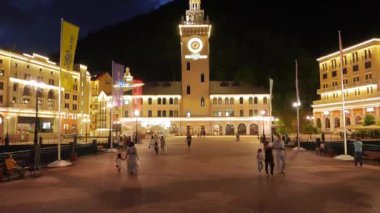 Aksaklık etkisi. Köprü. Rosa Khutor. Soçi, Rusya - 21 Temmuz 2015: Mekan Kış Olimpiyat Oyunları 2014. Video. Ultrahd (4k))
