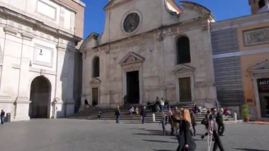 Aksaklık etkisi. Bazilika di Santa Maria del Popolo. Piazza del Popolo, Roma, İtalya - 17 Şubat 2015: Mevcut haliyle 1811-22 yıl içinde tasarlanmıştır. Giuseppe Valadier. Video. Ultrahd (4k))