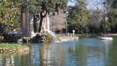 Aksaklık etkisi. Asclepius Tapınağı'ndaki çeşme, Roma, İtalya. Video. Ultrahd (4k))