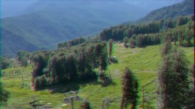 Aksaklık etkisi. Yazın kayak pistleri. Rosa Khutor. Rusya, Soçi. Video. Ultrahd (4k))