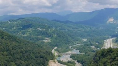 Aksaklık etkisi. Mzymta Nehri Köprüsü yükseklikten, Soçi, Rusya. Video. Ultrahd (4k))