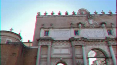 Aksaklık etkisi. Piazza del Popolo'ya açılan kapı, Roma, İtalya. Video. Ultrahd (4k))