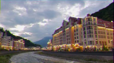 Aksaklık etkisi. Embankment Rosa Khutor. Mzymta Nehri. Soçi, Rusya - 21 Temmuz 2015: Mekan Kış Olimpiyat Oyunları 2014. Video. Ultrahd (4k))