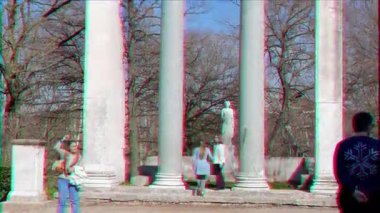 Aksaklık etkisi. Tempio di Antonino e Faustina, Villa Borghese bahçeleri, Roma, İtalya - 17 Şubat 2015: Pincio Tepesi'ni işgal eden İngiliz tarzıroma peyzaj parkı. Video. Ultrahd (4k))