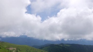 Aksaklık etkisi. Bulutların altındaki yamaçlar. Aibga Sırtı. Soçi, Rusya. Video. Ultrahd (4k))