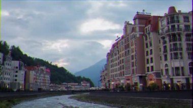 Aksaklık etkisi. Rosa Khutor'da gün batımı. Zoom. Soçi, Rusya - 21 Temmuz 2015: Mekan Kış Olimpiyat Oyunları 2014. Video. Ultrahd (4k))