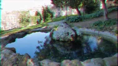 Aksaklık etkisi. Pincio'nun yamacındaki çeşme. Roma, İtalya. Video. Ultrahd (4k))