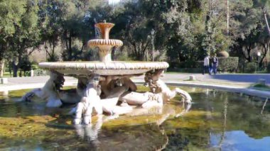 Aksaklık etkisi. Çeşme Cavalli Marini Villa Borghese bahçeleri, Roma, İtalya. Video