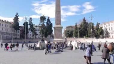 Aksaklık etkisi. Piazza del Popolo'da Mısır dikilitaş. Roma, İtalya - 17 Şubat 2015: Mevcut haliyle 1811-22 yıl içinde tasarlanmıştır. Giuseppe Valadier. Video. Ultrahd (4k))