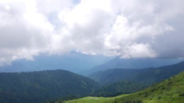 Aksaklık etkisi. Bulutların altındaki tepeler. Aibga Sırtı. Soçi, Rusya. Video. Ultrahd (4k))