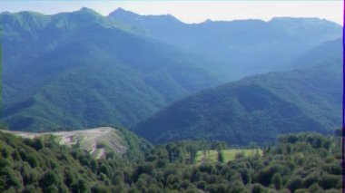 Aksaklık etkisi. Olimpiyat Köyü'nün etrafındaki dağlar. Rusya, Soçi. Video. Ultrahd (4k))