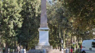 Aksaklık etkisi. Piazza Bükreş'te Dikilitaş, Villa Borghese bahçeleri, Roma, İtalya - 17 Şubat 2015: Pincio Tepesi'ni işgal eden İngiliz tarzıroma peyzaj parkı. Video