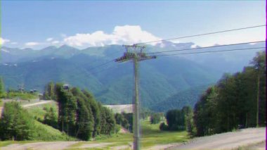 Aksaklık etkisi. Teleferik istasyonu. Rosa Khutor, Sochi, Rusya - 14 Temmuz 2015: Mekan Kış Olimpiyat Oyunları 2014. Video. Ultrahd (4k))