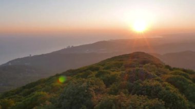 Aksaklık etkisi. Dağlarda pus Ahun Dağı'ndan manzara. Soçi, Rusya. Video. Ultrahd (4k))