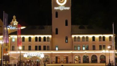 Aksaklık etkisi. Rosa Khutor gecesinde köprü. Soçi, Rusya - 21 Temmuz 2015: Mekan Kış Olimpiyat Oyunları 2014. Video. Ultrahd (4k))