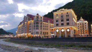Aksaklık etkisi. Quay Rosa Khutor. Mzymta Nehri. Soçi, Rusya - 21 Temmuz 2015: Mekan Kış Olimpiyat Oyunları 2014. Video. Ultrahd (4k))