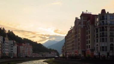 Aksaklık etkisi. Rosa Khutor'da gün batımı. Zoom. Soçi, Rusya - 14 Temmuz 2015: Mekan Kış Olimpiyat Oyunları 2014. Video. Ultrahd (4k))