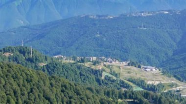 Aksaklık etkisi. Rosa Khutor Olimpiyat Köyü. Yukarıdan görüntüleyin. Rusya, Soçi. Video. Ultrahd (4k))