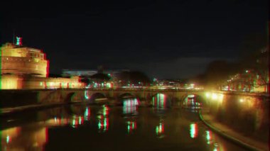 Aksaklık etkisi. Sant'Angelo Kalesi, Tiber'de Yansıma, Gece. Roma. İtalya. Video. Ultrahd (4k))