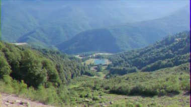Aksaklık etkisi. Rosa Khutor Olimpiyat Köyü'ndeki göl. Rusya, Soçi. Video. Ultrahd (4k))