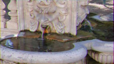 Aksaklık etkisi. Villa Borghese, Roma, İtalya'da çeşme içmek. Video. Ultrahd (4k))