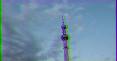 Aksaklık etkisi. Almatı, Kazakistan - 28 Ağustos 2016: Kok-tobe televizyon kulesi gün batımında... Video. Ultrahd (4k))