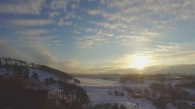 Aksaklık etkisi. Kışın yamaçların ayak. Uktusskie Dağları, Yekaterinburg. Video. UltraHD (4k)