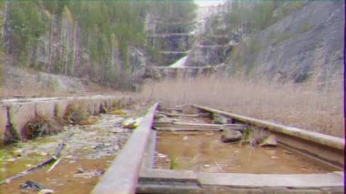 Aksaklık etkisi. Su ocağı içinde raylar. Urals, Rusya. Video. UltraHD (4k)