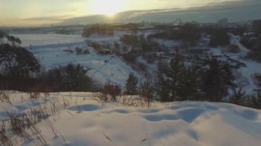 Aksaklık etkisi. Kış aylarında şehir manzarası. Ekaterinburg, Uktusskie Dağları. Video. UltraHD (4k)
