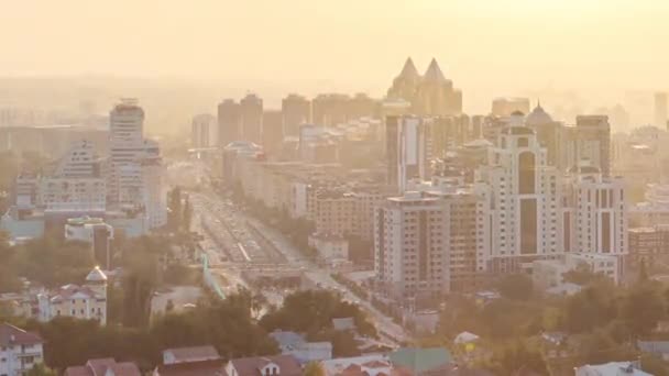 グリッチ効果 アルマ アタの街に沈む夕日 カザフスタン ズーム タイムラプス ビデオ — ストック動画