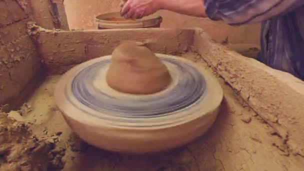 毛刺效果 在陶工的轮子上造一个锅 超高清 — 图库视频影像