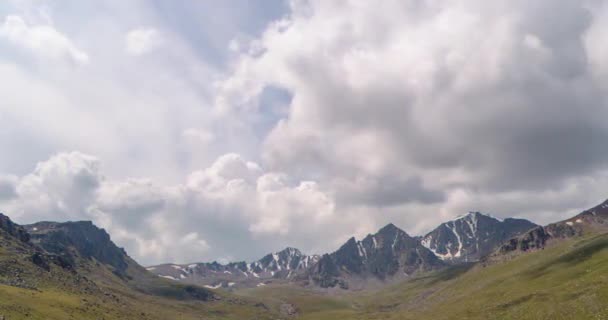 Effet Scintillant Les Nuages Dessus Des Sommets Kirghizistan Zoom Temps — Video